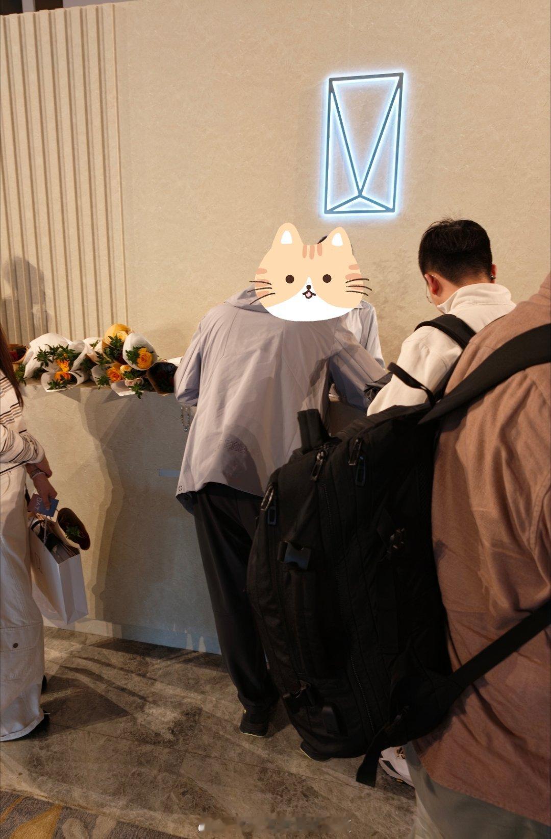 本来想着去来试驾一台后驱双电机，四驱三电机的硬核旅行车，没想到现场还送花阿维塔0