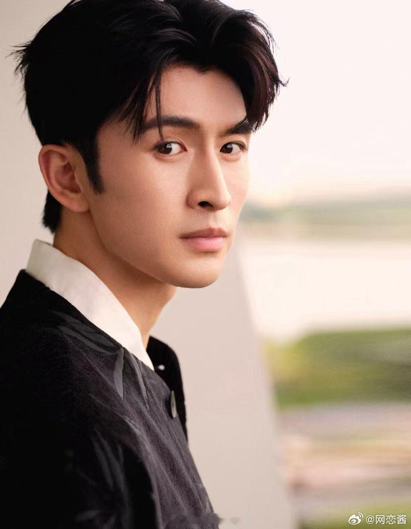 张云龙好扛镜头的一张脸导演也很为张云龙着迷吧 古装现代造型来回更换毫无压力，大场