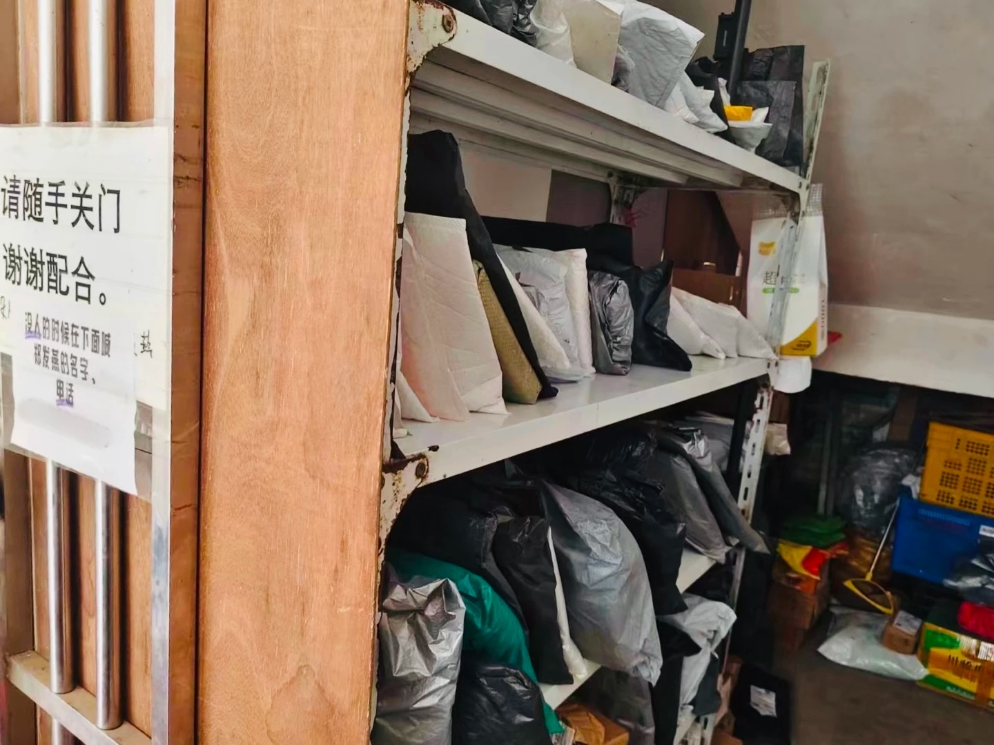 有了pdd雨林深处也能村口取货现在不少乡村目前已经能和城里一样，坐在家里收快递，