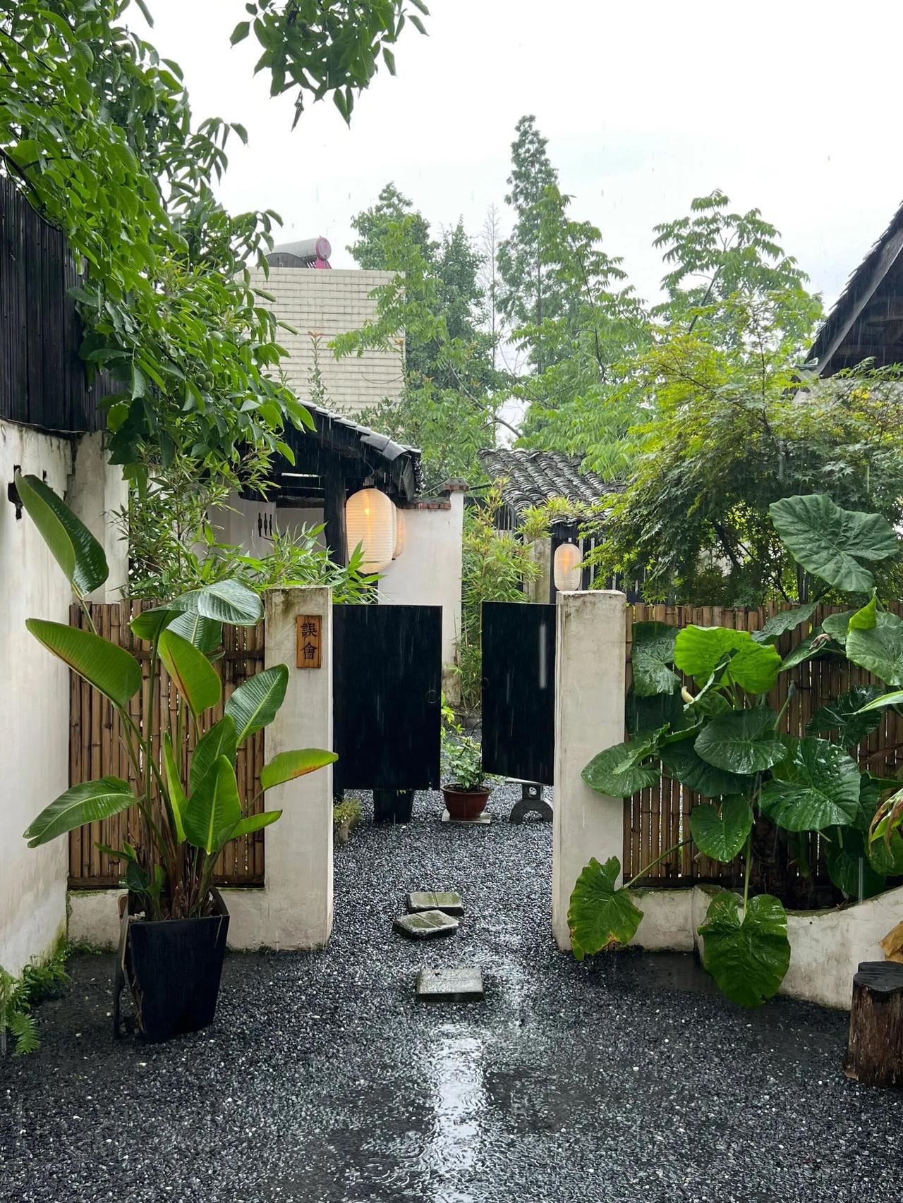 30岁住在农村，有个小家，有点小钱，住在800平的小院，不需要赶地铁，不需要加班