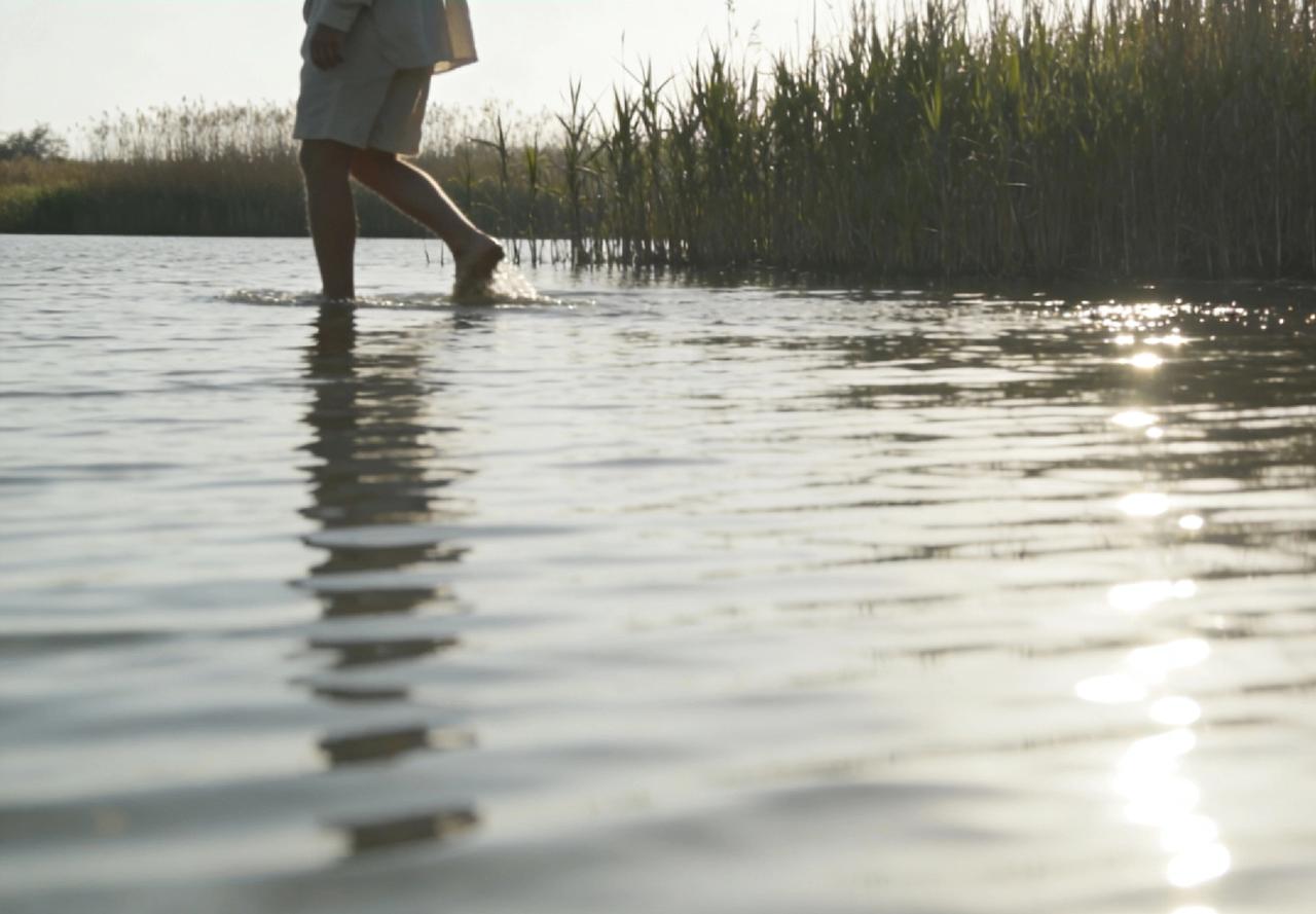 上联：湾湾绕绕山中走，求下联深深浅浅水边行。