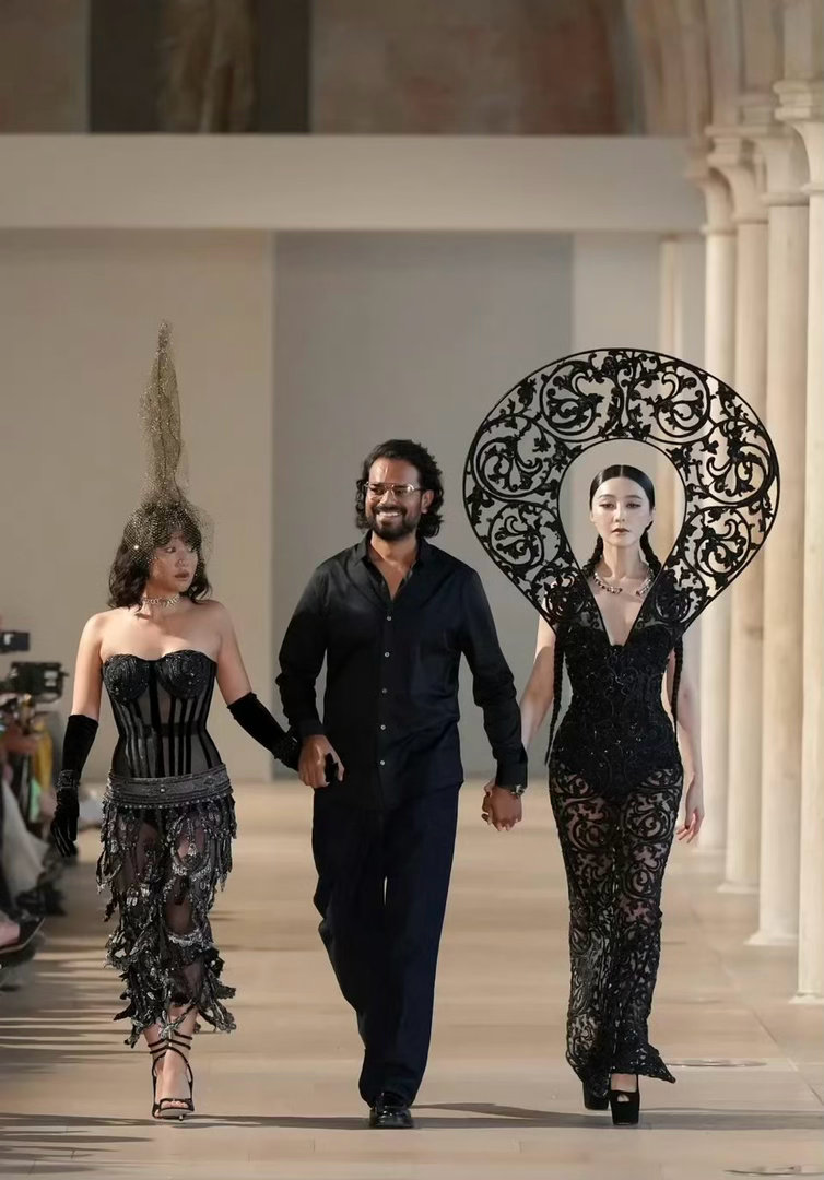 范女士为Rahul Mishra走秀的造型，很像“圣母”巴黎高定时装周大秀直击