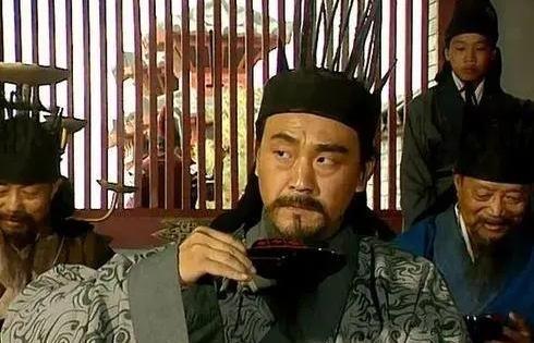 一个杯子，能值几个钱？但在古代，一个杯子摔下去，可能就是几十条人命。从春秋到三国