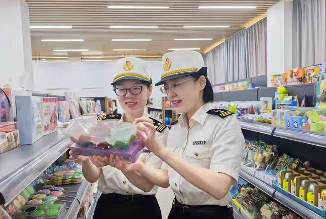 明目张胆投毒！核辐射区零食偷偷流入国内，撕掉贴纸才敢露产地，专坑中国孩子

有一