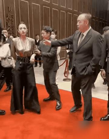 陈凯歌手一挥，就把章子怡从C位拨到一边，影后的脸瞬间就僵了。
 
你看那个场面，