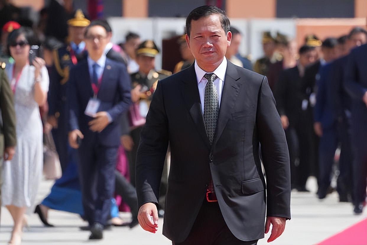 阿努廷以华裔身份执掌泰国政权，大选后彻底整合国内政治力量，自豪党成为国会绝对多数