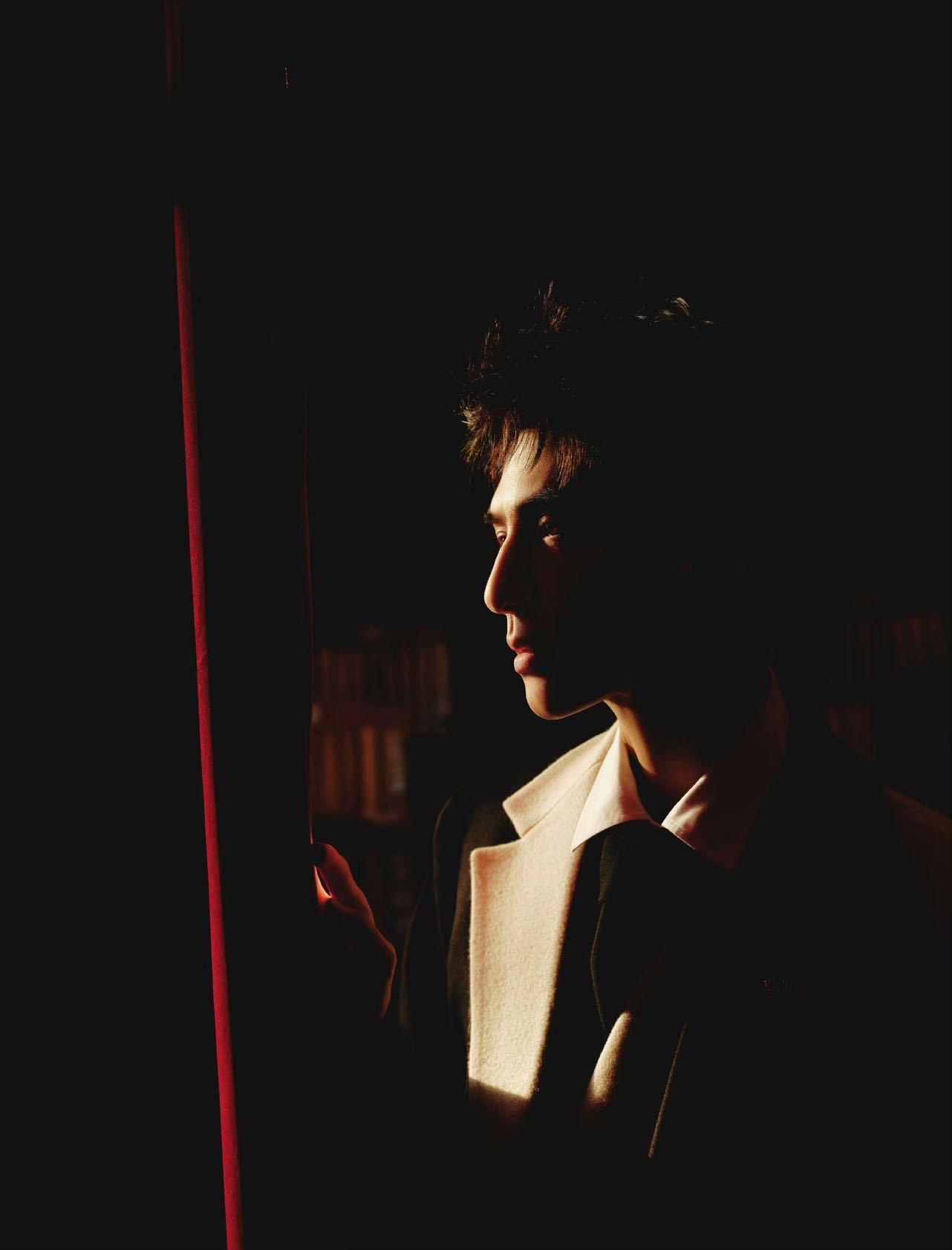 罗云熙穿了一身钢琴 谁被罗云熙这身黑白look戳中了！简约却不简单的搭配，适配度