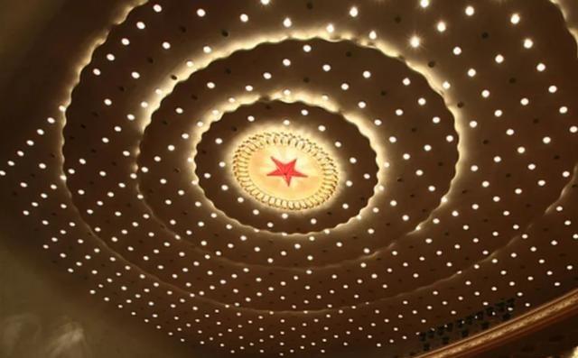 1959年，人民大会堂迅速竣工，耗时不到一年。毛主席来参观时，突然指着天花板笑着