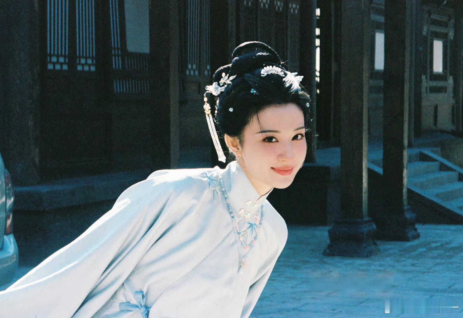 王楚然王楚然成何体统王楚然庾晚音掉落拍戏花絮古装船儿🚢也太美了素色旗袍配珠翠璎