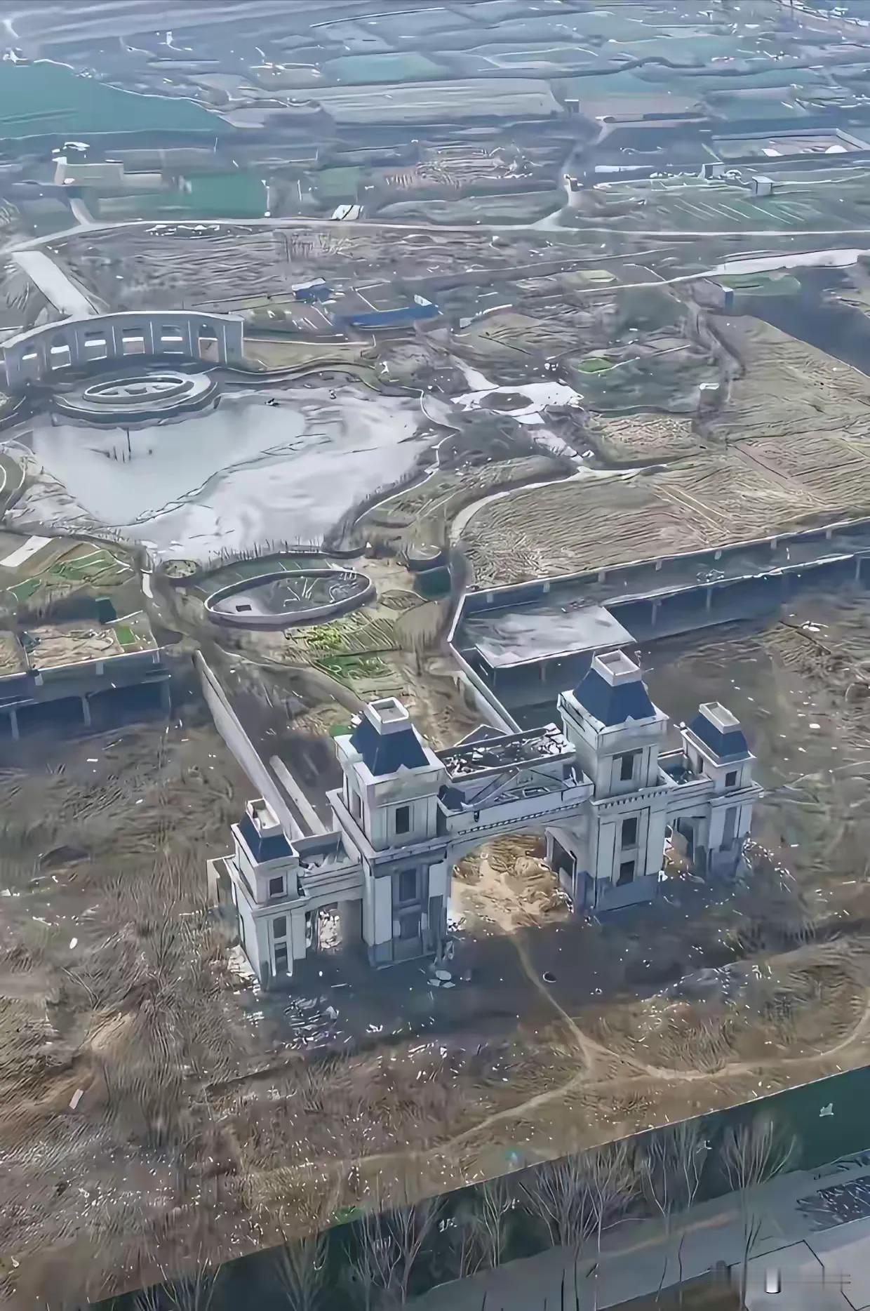 这个项目只是把房子的大门建成了这样，里面的景观建好了一个骨架，可是二十年过去了房