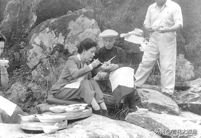 1947年蒋介石与宋美龄在庐山休假时，在山上的浪漫野炊。