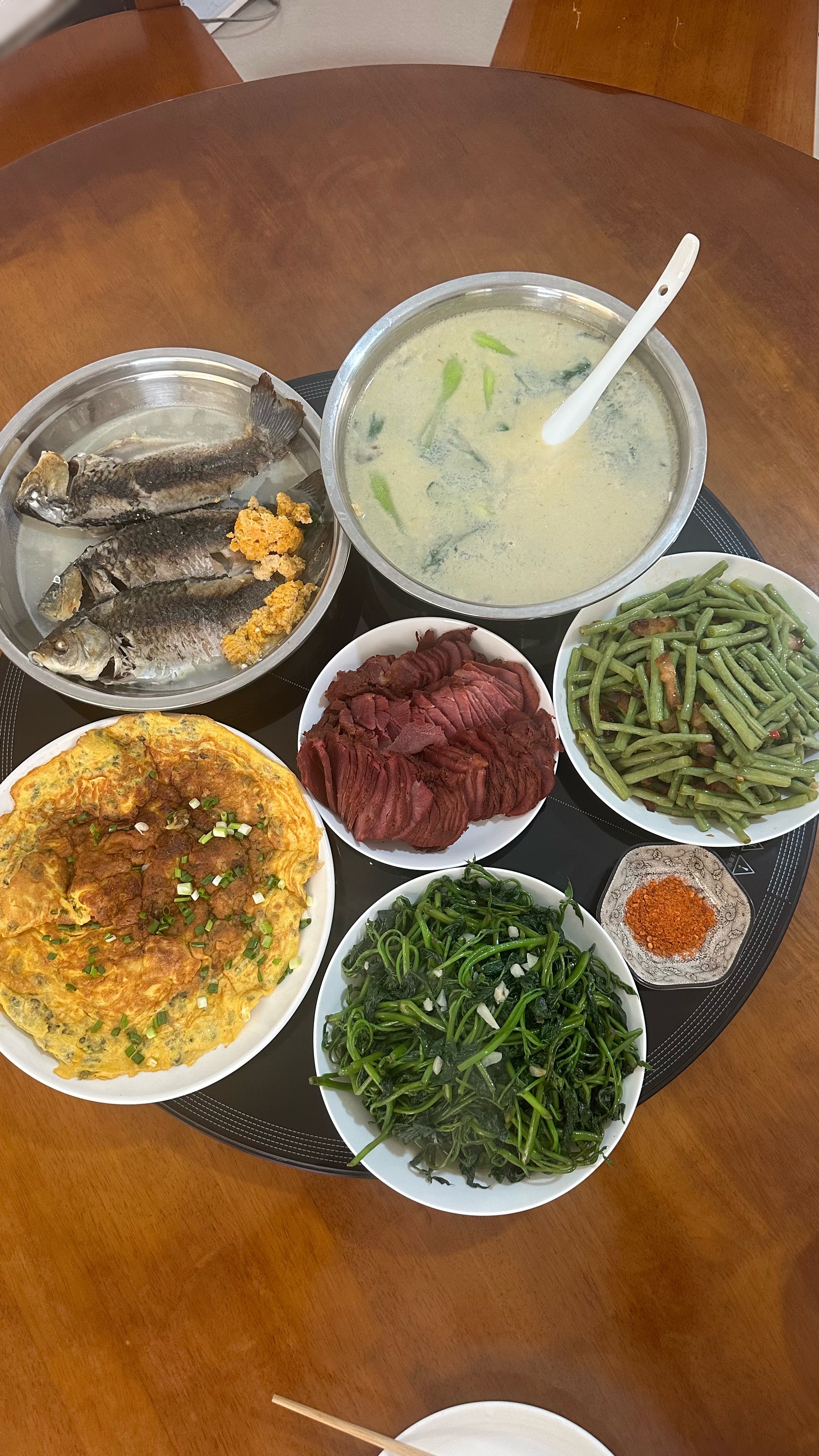 牡蛎煎蛋、五香牛肉、鲫鱼豆腐汤 成都