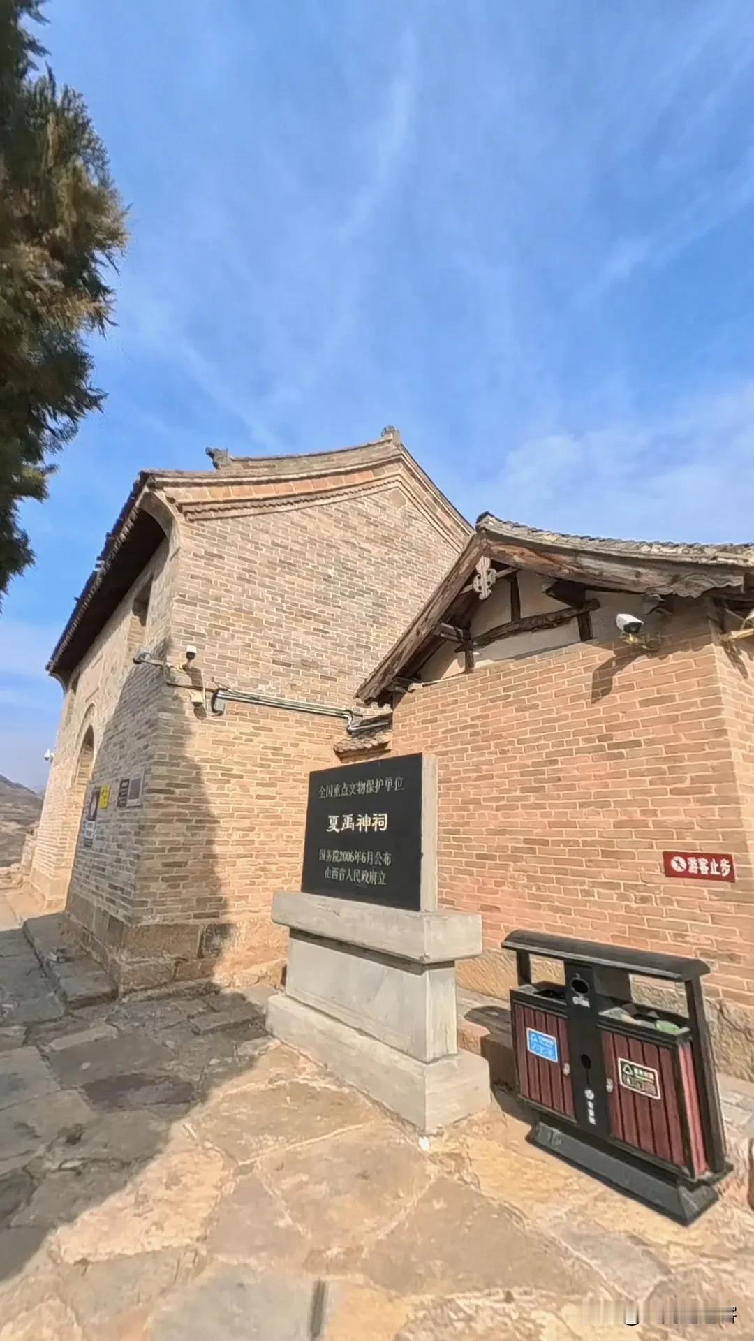 2026年3月初，有网友举报称，闲鱼平台某店铺正在销售“元明时期三彩琉璃屋脊龙纹