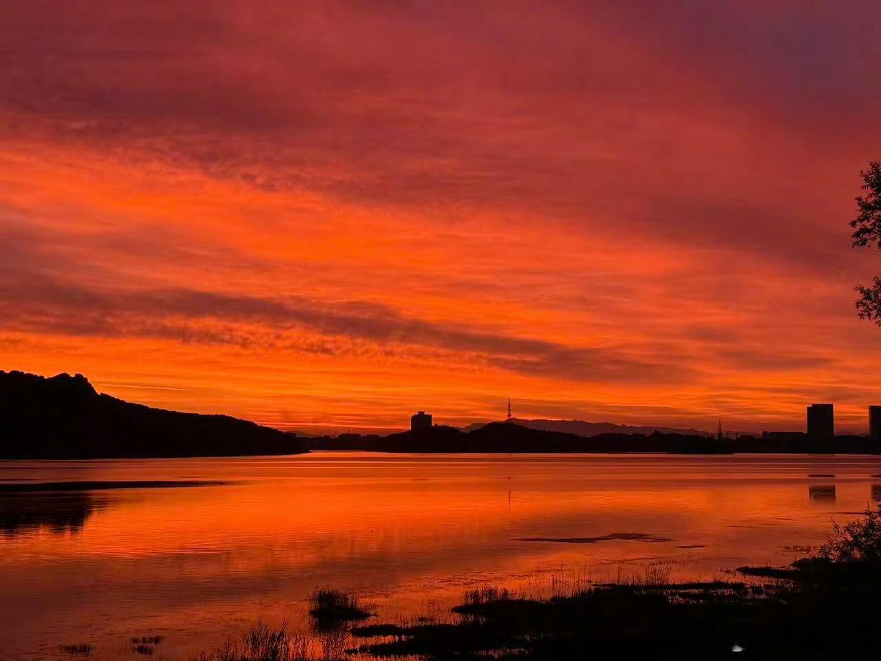 【北京朝霞】早起和北京的朝霞撞了个满怀🌅，这抹绚烂像生活给的惊喜彩蛋🥚。别总