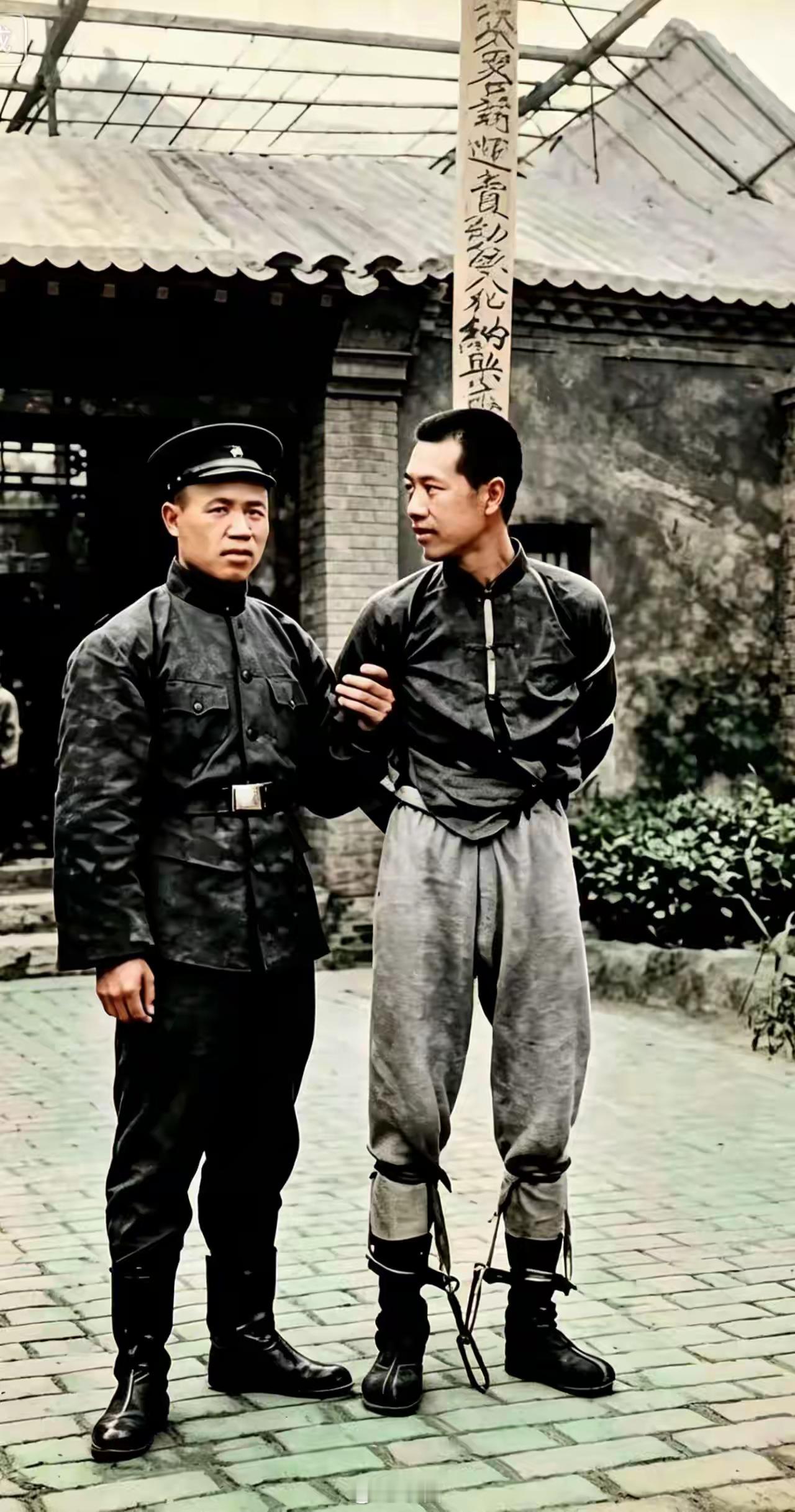 1920年，纳兴齐临刑前的镜头，他带着脚镣，脖子后面插着亡命牌 ​​​