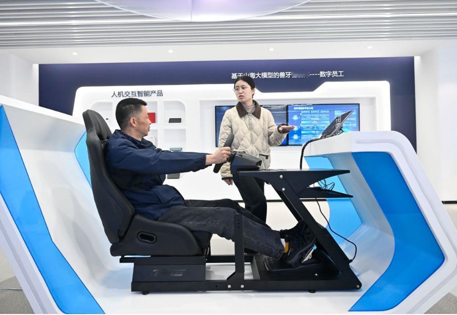 全球AI赛道分野！中美两条路径对决，全球南方站队成关键
 
11月21日，秘鲁媒