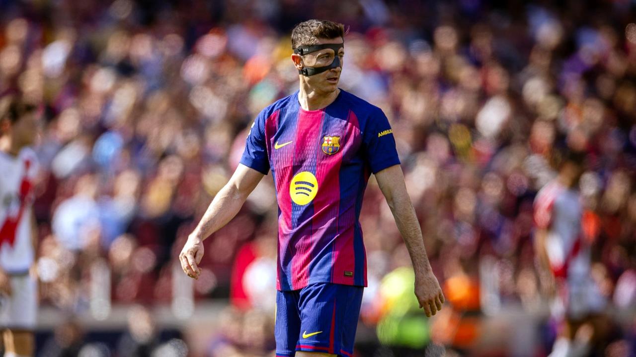 巴萨将向莱万多夫斯基提供一份低成本合同，他必须做出抉择。
是接受大幅降薪留队，还