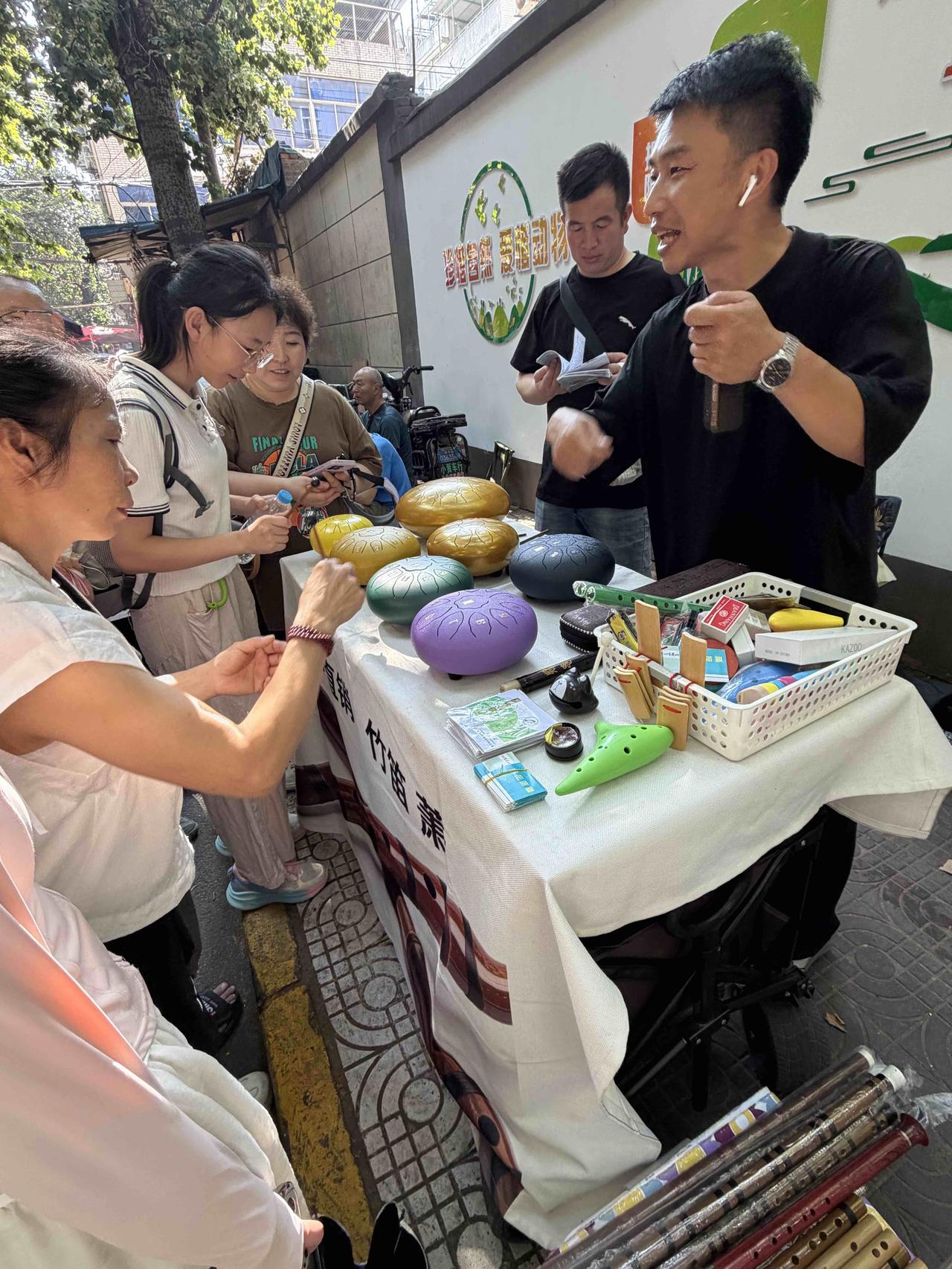 昨天上午，我逛西安档子，走到西仓西巷时，看到一家售卖敲击乐器的摊子，围满了顾客，