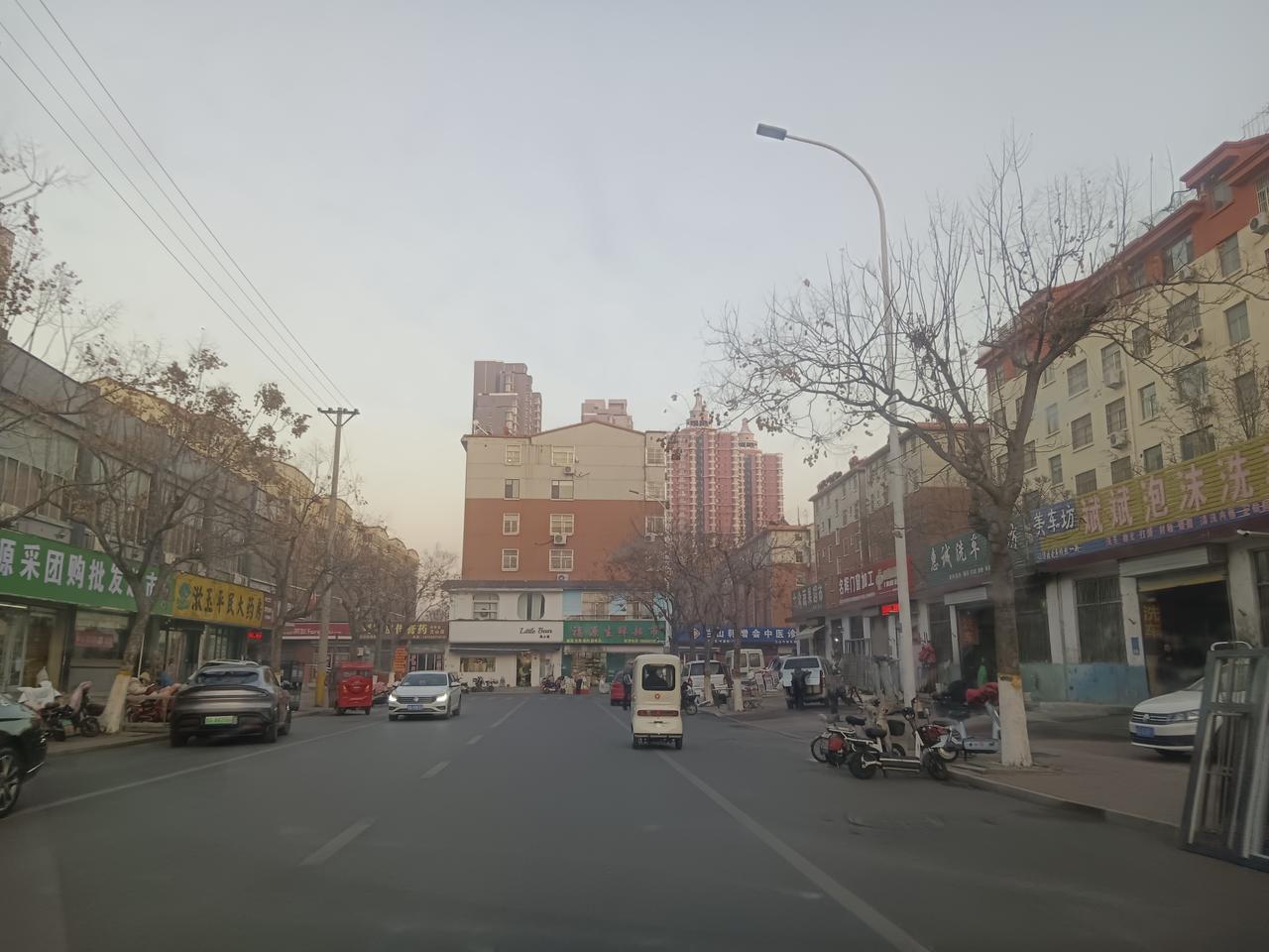 饭后，在成才路上散步，临沂的天气很冷，让人觉得不舒服，快走几步，慢慢就跑了起来—