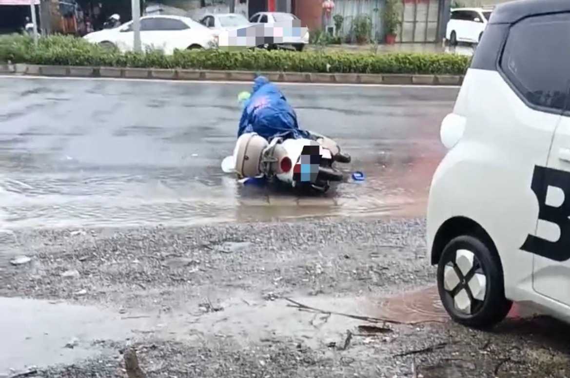【玉林一环北玉博大道路口多人骑车摔倒】6月17日，网友爆料称：玉林市一环北路玉博