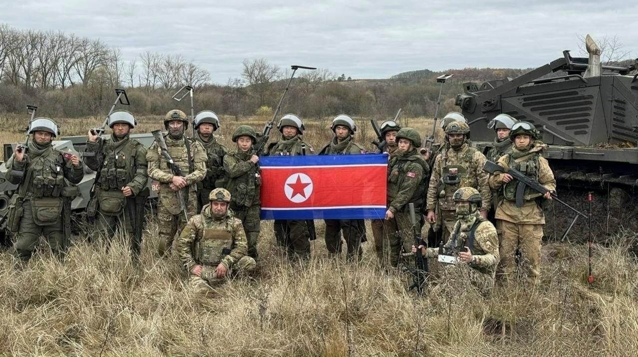 库尔斯克地区，朝鲜人民军工兵和俄军工兵的合影。