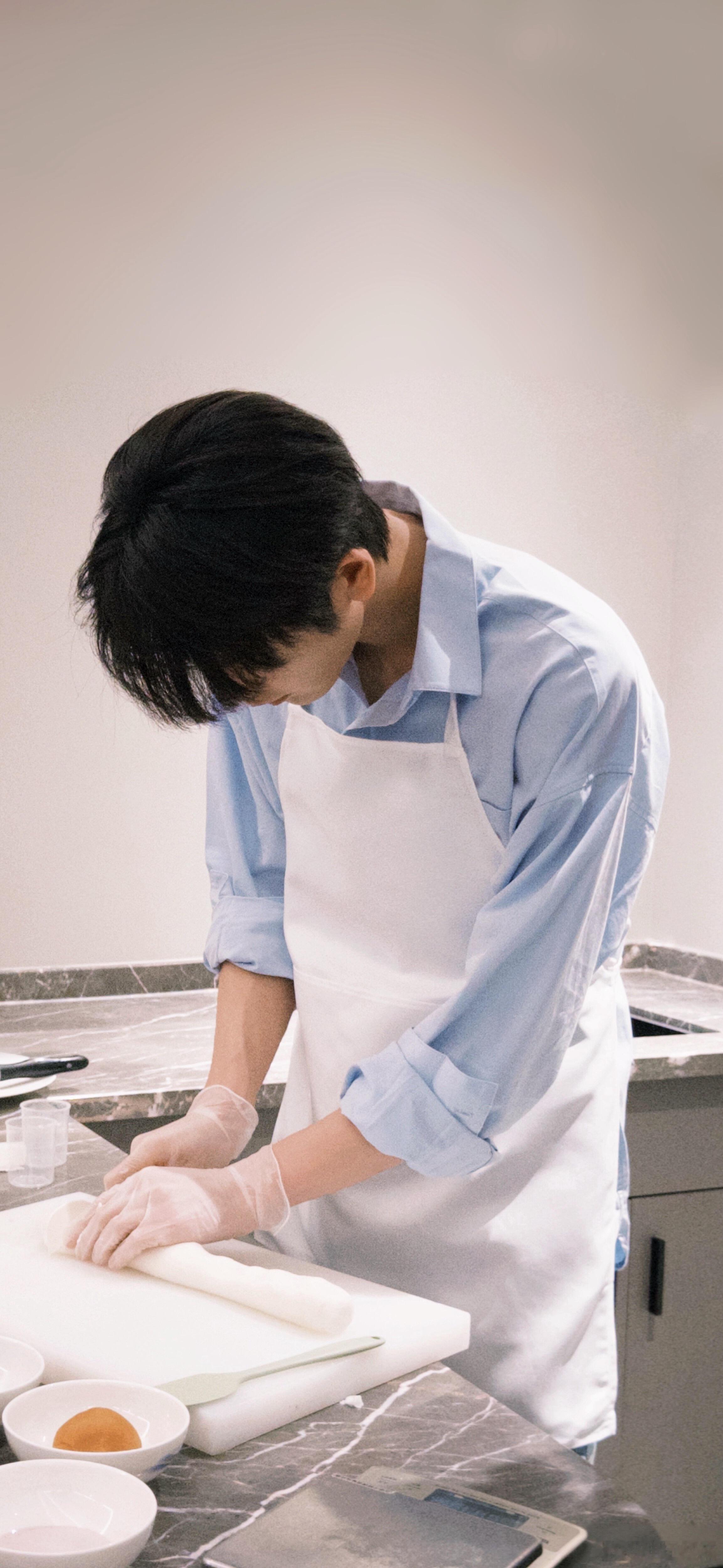 张凌赫  张凌赫-“心点”｜壁纸+1只要不难吃，丑点没关系的 家玮  不过，奶茶