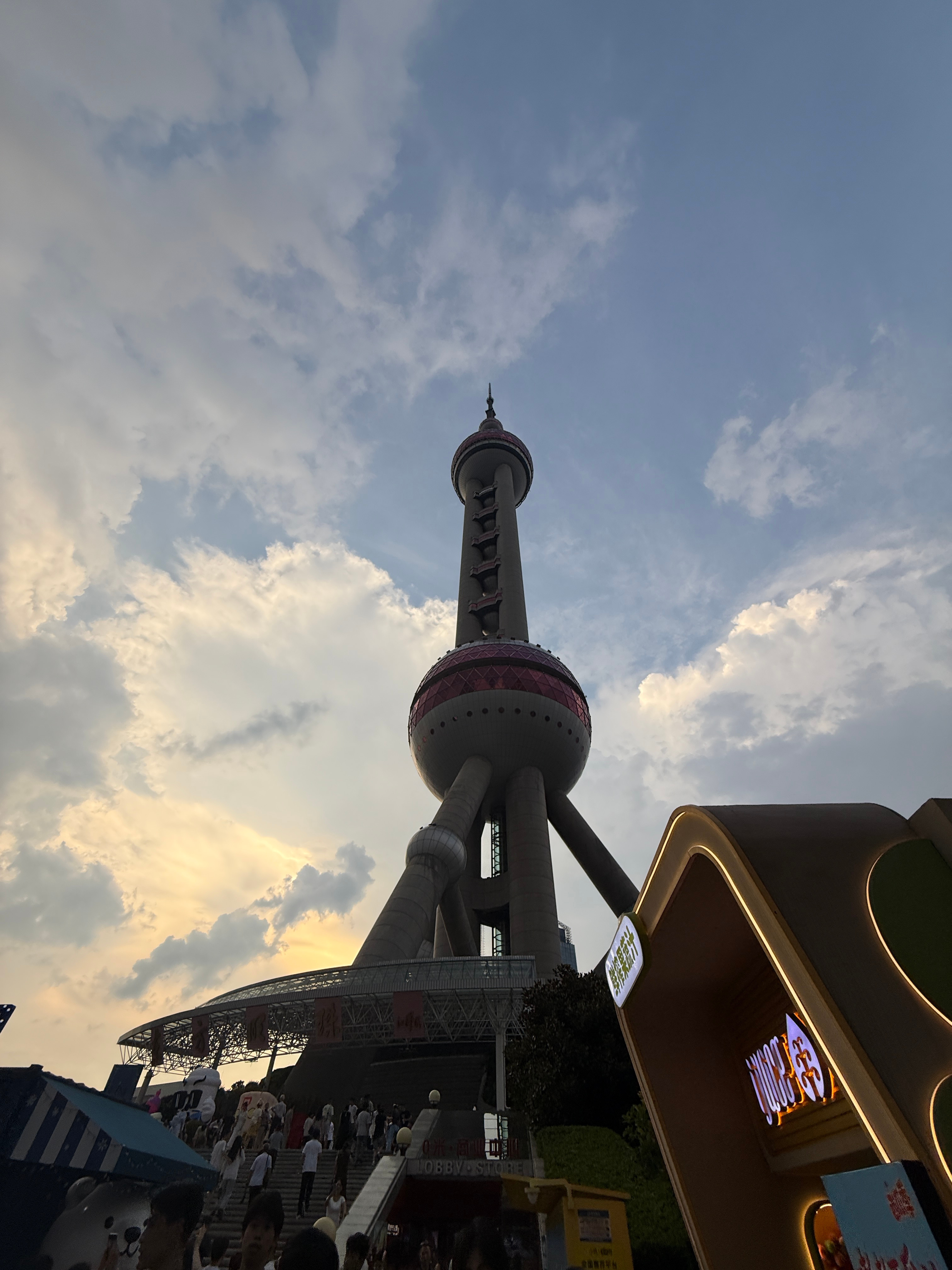 有个游客非要来东方明珠…………………………………………排队排了一个小时还没登塔。