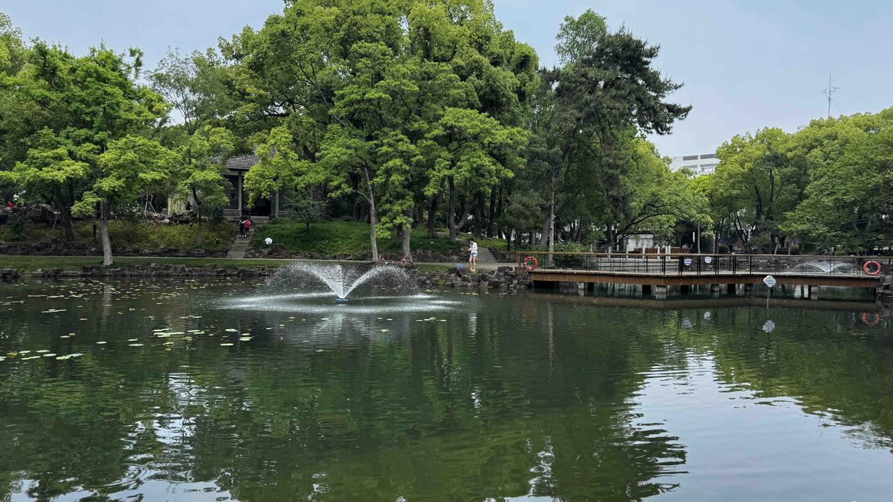 城市风景一角照片分享苏州大公园卧于古城中心，将江南园林的雅致与城市烟火相融，是老