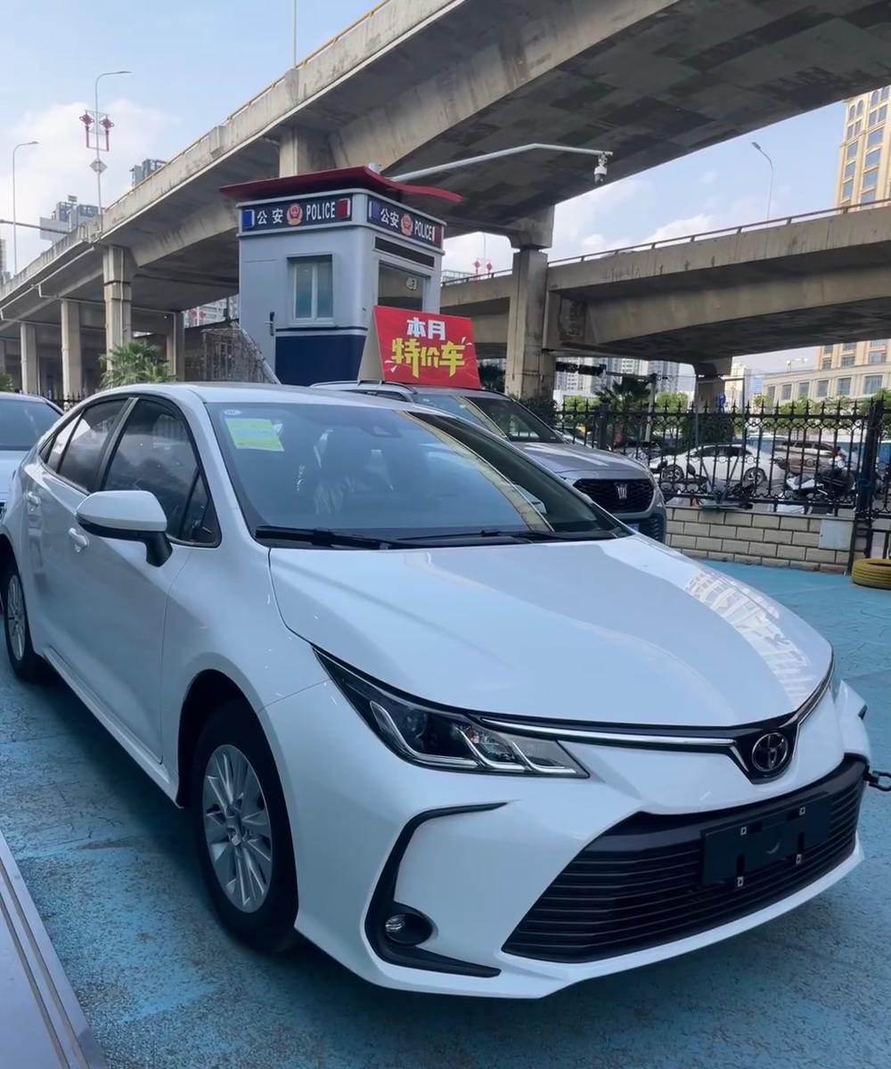 家用代步为什么选卡罗拉

丰田卡罗拉空间确实不算惊艳，但后排坐俩大人加个孩子也不