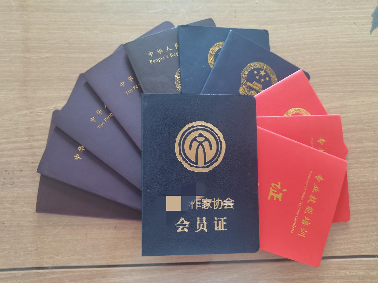 今天取回来了吉林省网络作家协会的证书，加上去年长春市作家协会的证书，我的各种证书