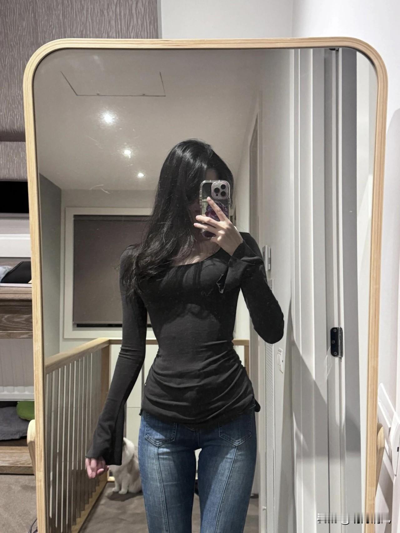 谁懂啊？！就一件黑上衣+牛仔裤，晚上路过镜子差点被自己飒到✨

不是刻意打扮，就