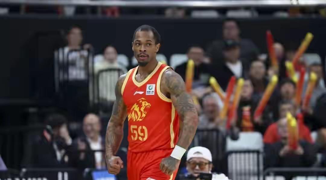 今天下午的CBA俱乐部杯进行了一场恶心的四分之一比赛！
这是一场浙江广厦和吉林男