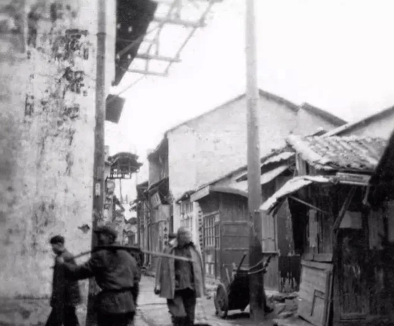 1950年，剿匪，4连进驻柳条镇。战士说：“这回非端了李世新窝不可！”围剿行动随