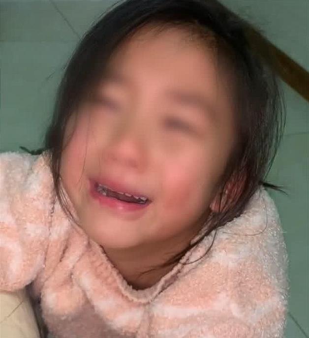 湖南有一位女子，临终前含泪把两个年幼的儿子托付给亲戚们，然而，亲戚们却纷纷摇头拒
