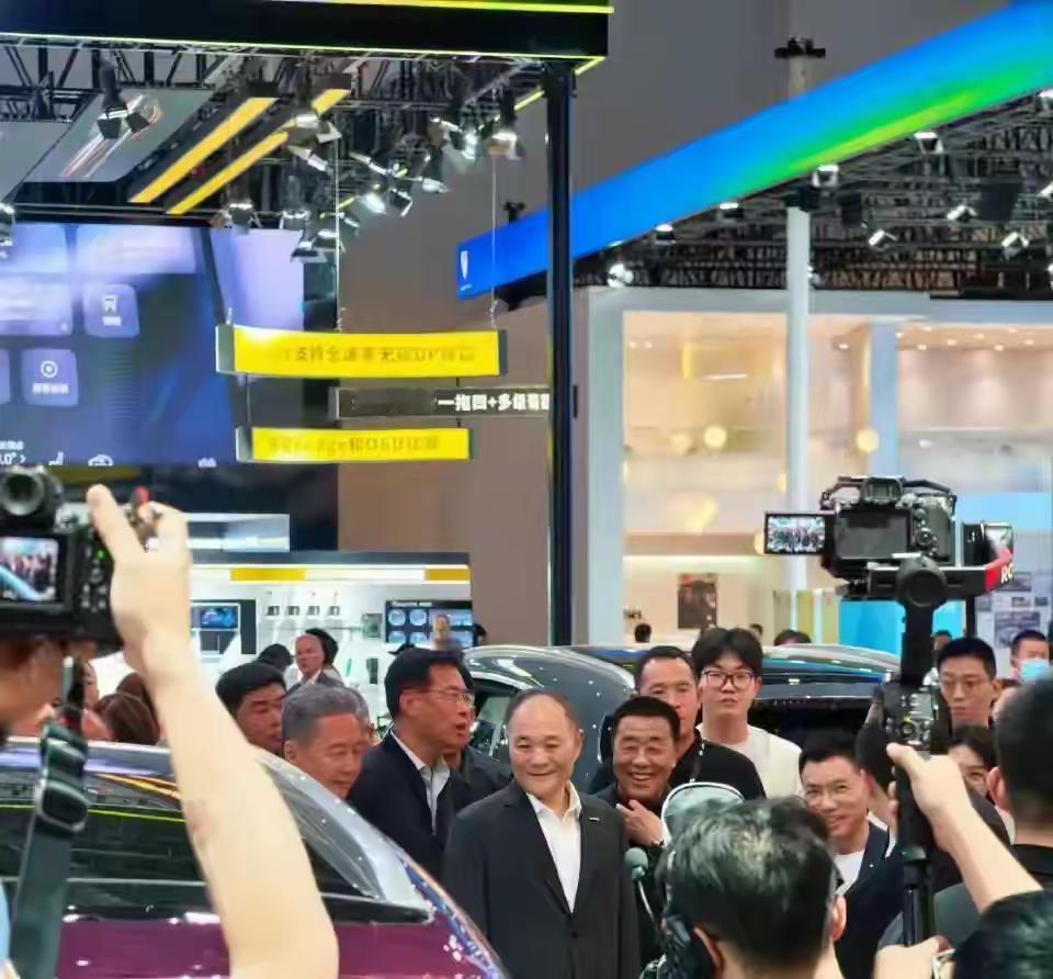 2026北京车展，李书福比较低调与孤单，市场竞争太激烈，前有狼后有虎。
没有像雷