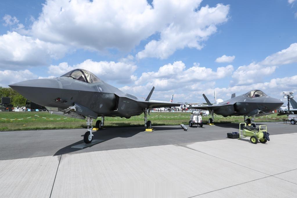 【美军在嘉手纳基地部署F-35】据美媒报道，来自美国犹他州希尔空军基地的F-35
