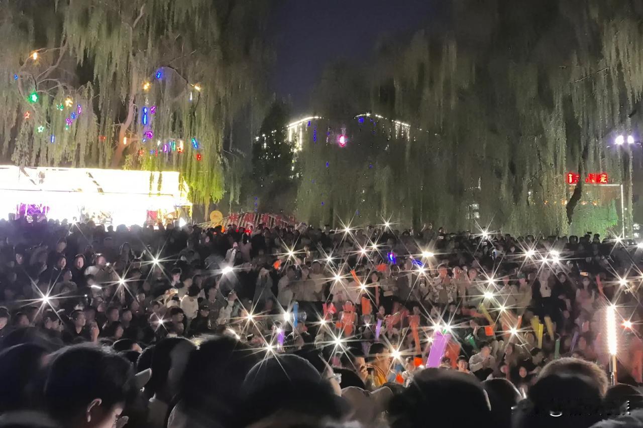 兰州中山桥大合唱火了，西北第二大城市跻身网红城市行列。
小编虽然位于西安，但陕甘
