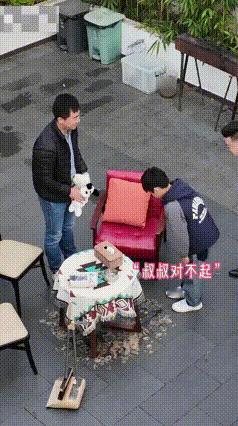 一男孩和奶奶离开民宿时，偷偷带走玩偶，奶奶发现，没有任何责备，反而环顾四周确认没