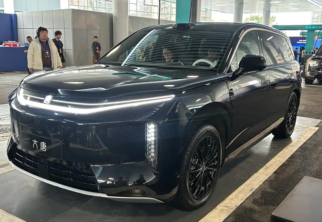 昨晚，比亚迪大唐首发亮相！
这次比亚迪大唐还有个很牛逼的东西：
看图3：木饰纹面