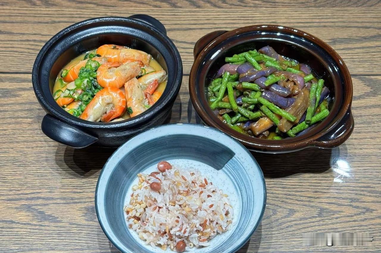 昨天大哥给我带了学校的大鸡腿前天我问她你们学校的大鸡腿到底多好吃啊还是特色大鸡腿