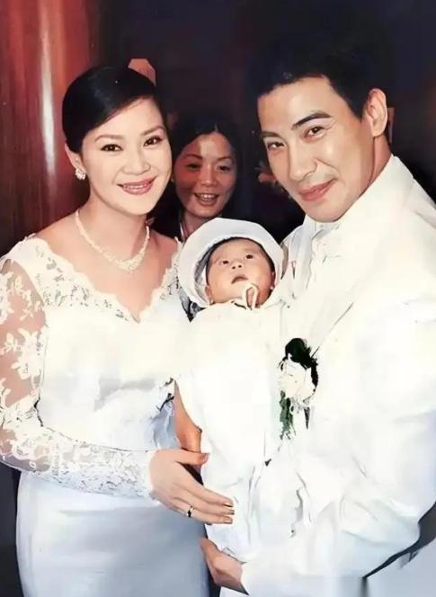 2001年6月，俞小凡与相恋11年的翁家明奉子成婚，婚礼办得很隆重，席开40桌，