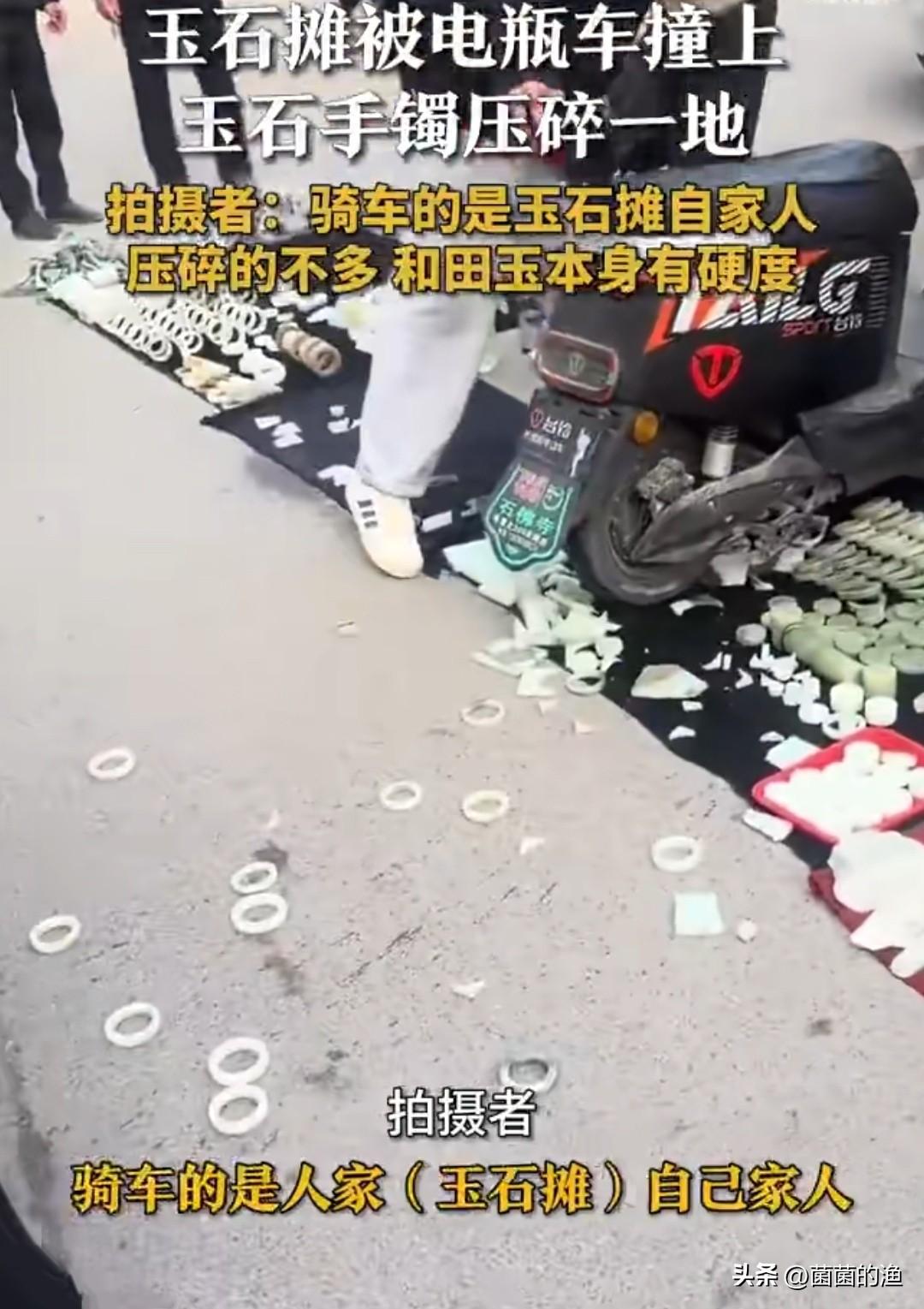 千万别让自家孩子碰电瓶车，尤其是开玉石摊的！河南南阳一男孩操作猛如虎，直接把电动