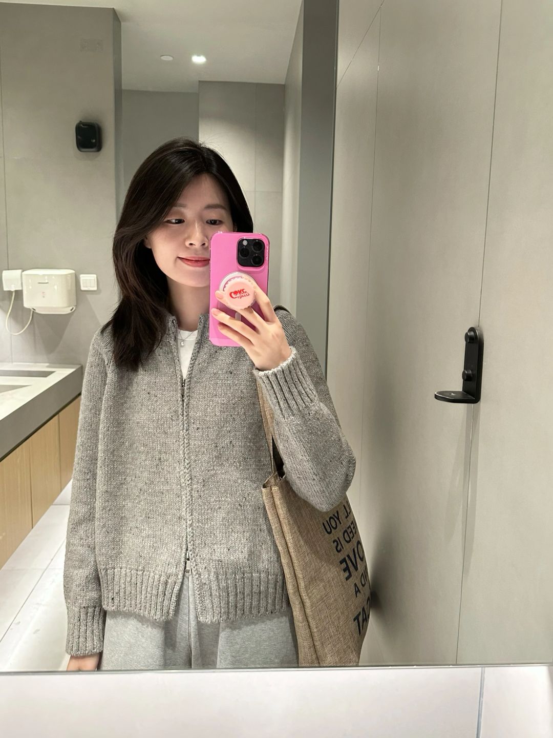 轻松出门灰毛衣