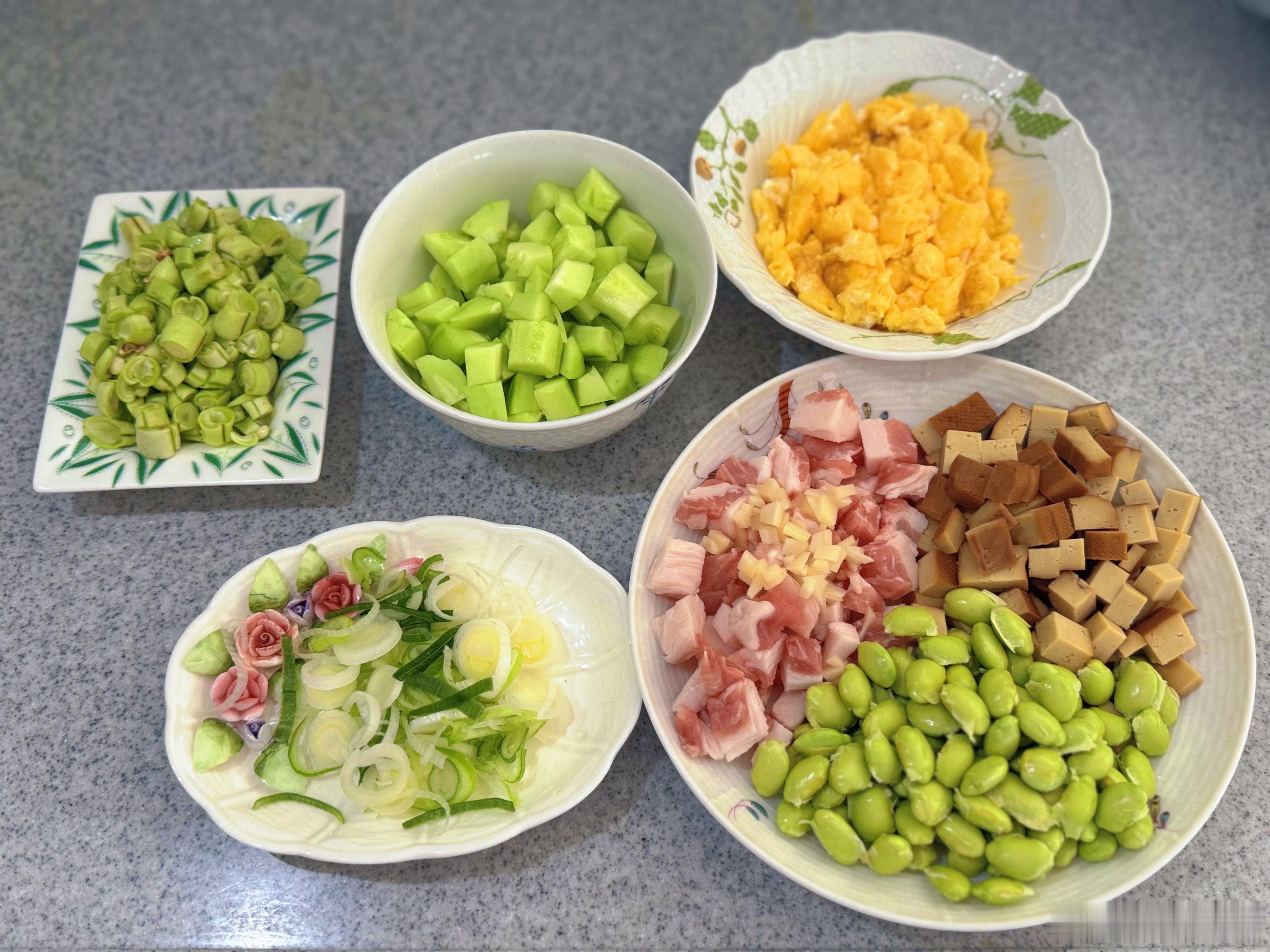 练完瑜伽回家炒毛豆酱（肉丁、豆干、毛豆、芸豆丁、黄瓜丁、鸡蛋碎、姜丝、葱花），配
