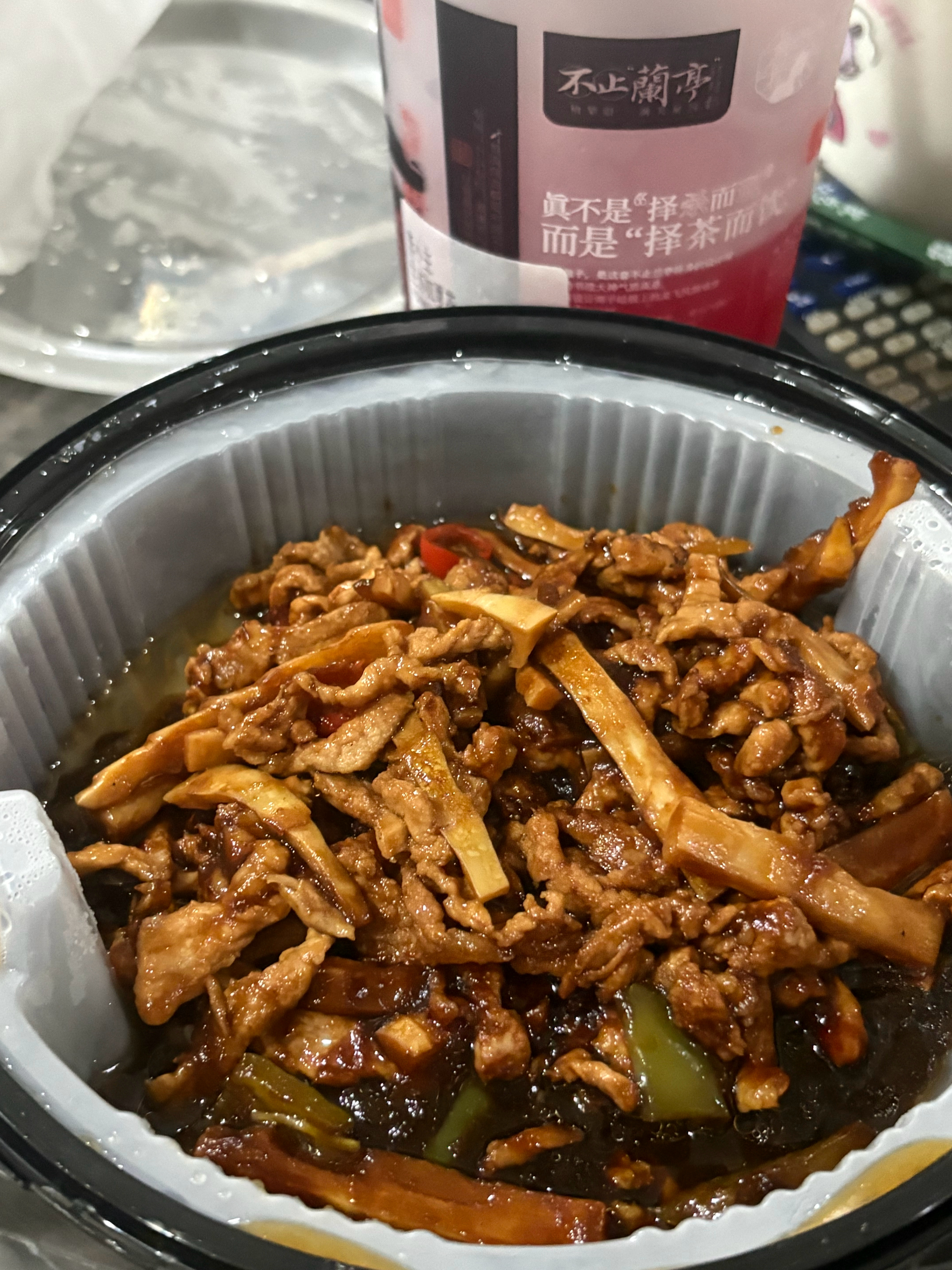 喊我弟在万象汇打包了面和茶颜悦色 终于回家吃上晚饭了 