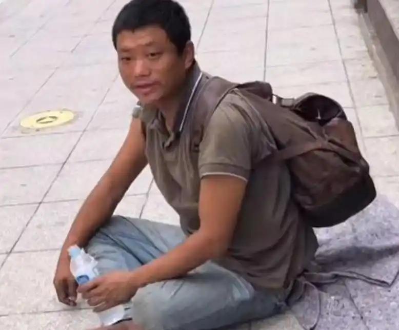 “我不配回中国，没脸见人”，他流落巴西街头，靠乞讨为生，当大使馆找到他时，他却死