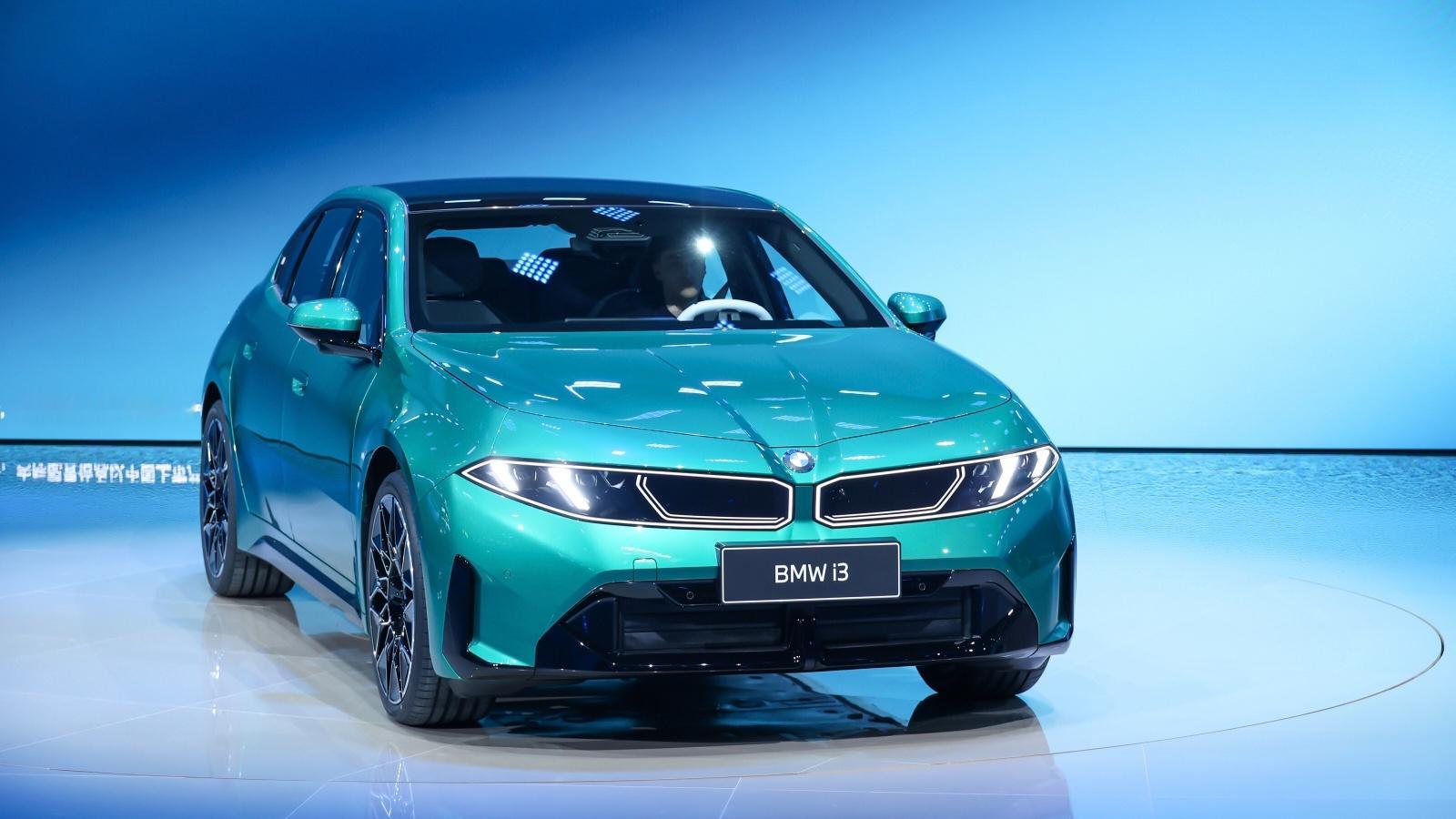 这次北京车展，宝马展台可以说是非常热闹了。刚走进展区，就被一排新车和满墙的定制车