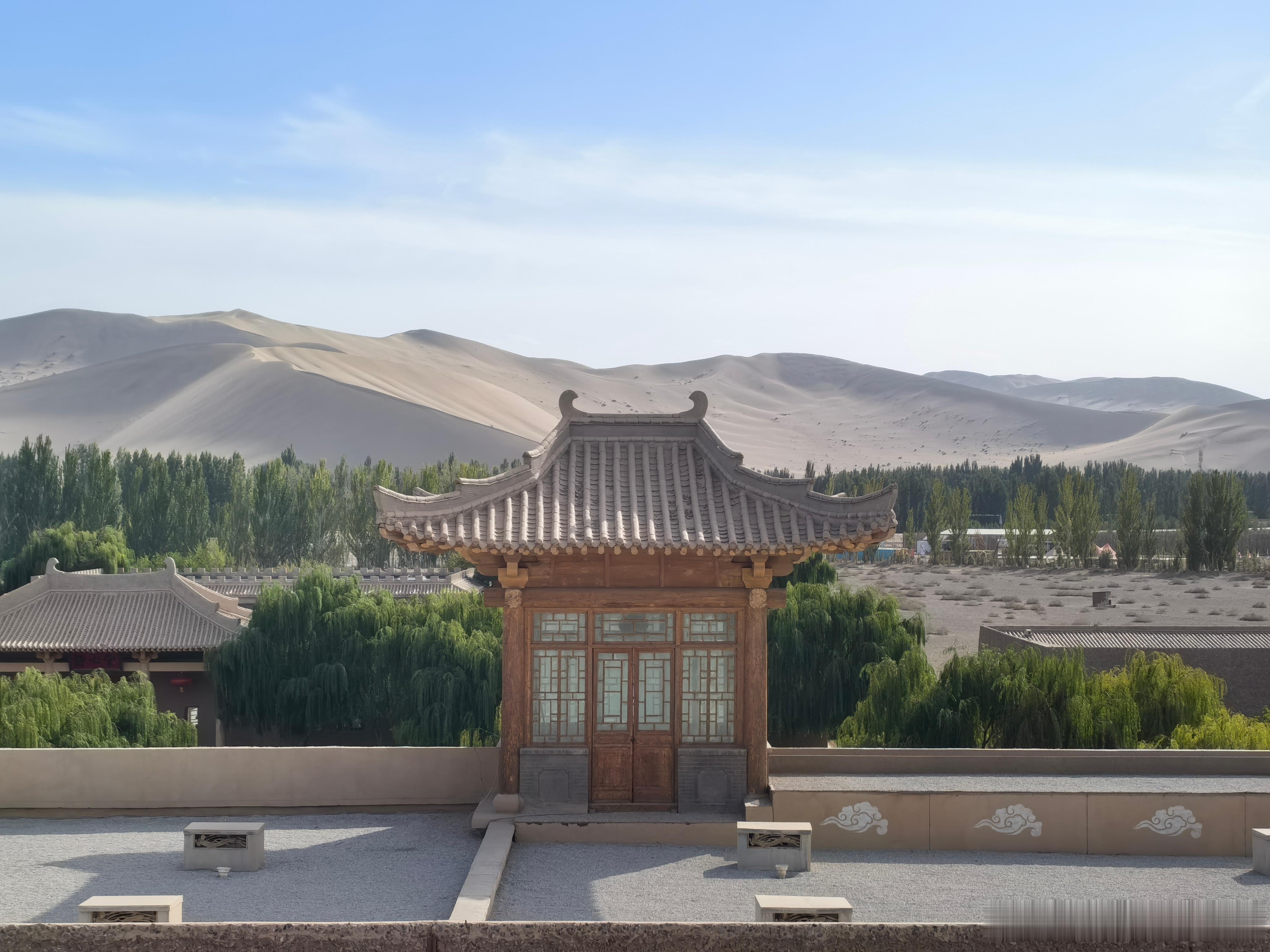 乘国航飞机从北京飞抵敦煌莫高机场，入住敦煌山庄。在山庄四楼观景台看远处的沙漠。 