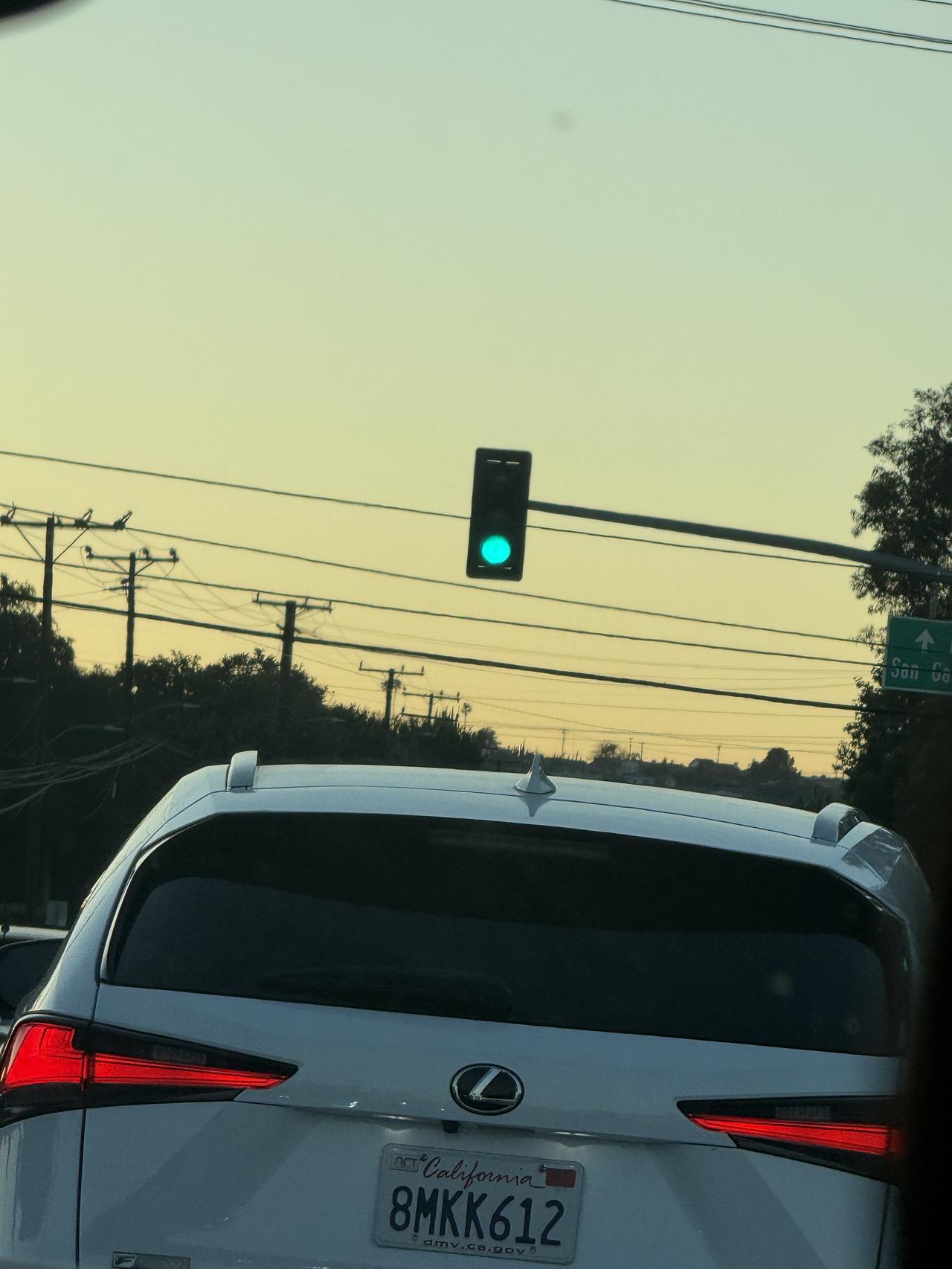 美国红绿灯没有时间倒计时，为什么？据说为了国家安全，所有导航软件也不知道红绿灯要