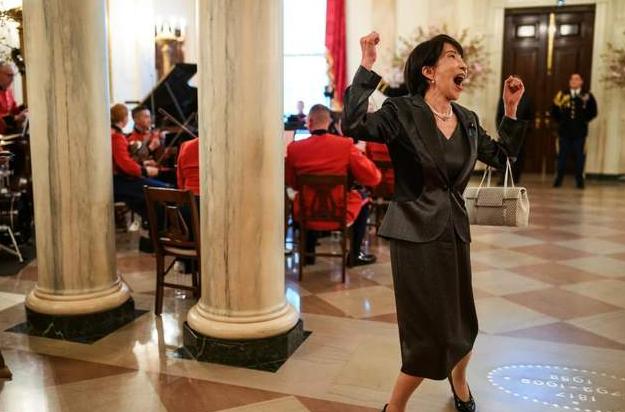 高市早苗访美开篇即翻车，白宫镜头里全是她讨好的卑微模样

高市早苗喊着“Japa